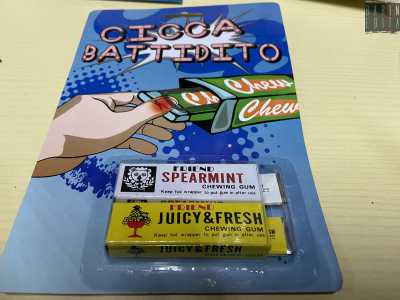 Riservata non solo agli amici, ma anche ai parenti, c�era la cicca battidito. Consisteva in un pacchetto rettangolare che aveva tutta l�impressione di avere al suo interno delle gomme. Si offriva al malcapitato e quando quest�ultimo prendeva la brooklyn, vi era una molla che �picchiava� sul dito procurando una specie di scossa